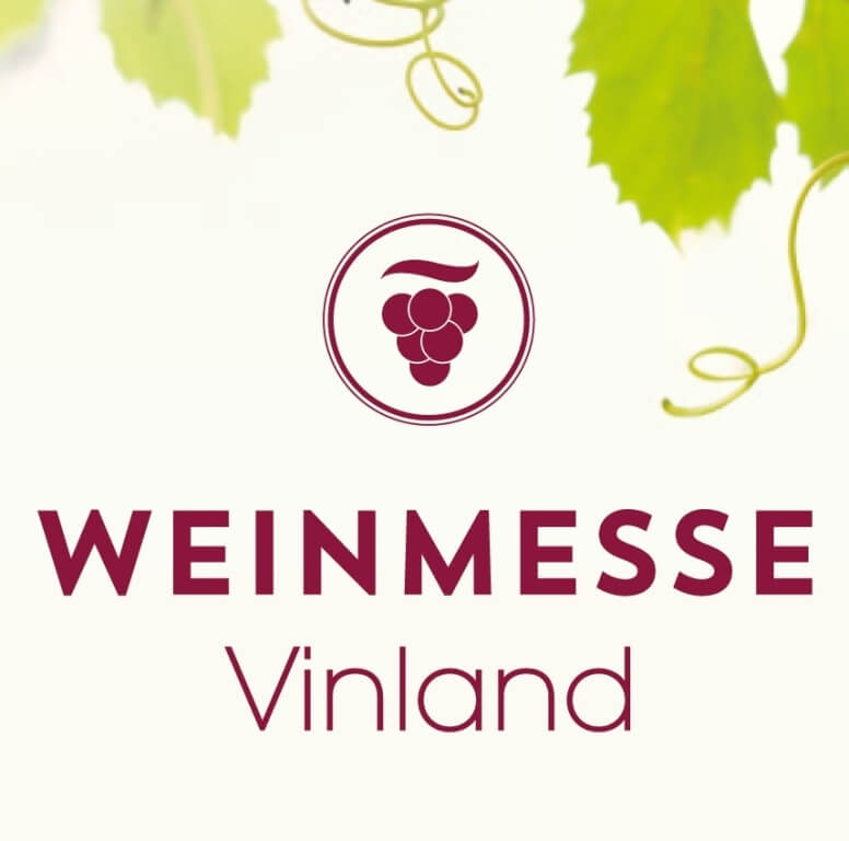 Logo der Weinmesse Vinland mit rotem Traubensymbol und Weinranken im Hintergrund.