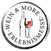 Rundes Logo Wein & More Erlebnismesse mit Weinglas und Schriftzug im Siegelstil.